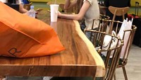 Foto ini juga merupakan hasil tangkapan netizen yang tak sengaja bertemu dengan Lisa dan Jennie BLACKPINK saat ngopi di sebuah kafe. Foto: Instagram
