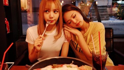 Kedekatan Jennie dan Lisa BLACKPINK saat Kulineran Berdua