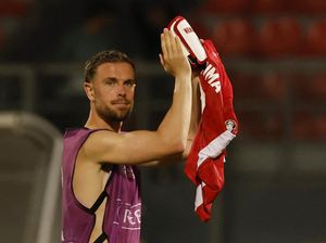 Henderson Menuju Pintu Keluar Liverpool
