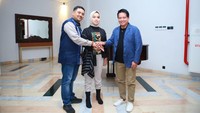 PT Bank Syariah Indonesia Tbk (BSI) berkolaborasi dengan penyanyi Putri Ariani, peraih Golden Buzzer di America’s Got Talent, menghadirkan kampanye bertajuk #LEVELUP, Kamis (13/7/2023). Kampanye ini bertujuan mengajak seluruh anak muda di Tanah Air untuk terus meningkatkan kualitas diri agar berprestasi, lebih kreatif, dan bisa merdeka secara finansial. 