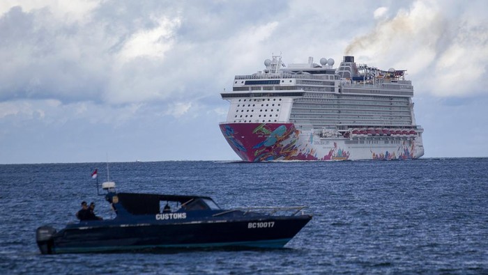 Kapal pesiar Genting Dream Kapal pesiar Genting Dream melintas di perbatasan laut Singapura dan Batam, Kepulauan Riau, Rabu (12/7/2023). Genting Dream Cruise merupakan salah satu kapal pesiar termewah yang berada di kawasan Asia. ANTARA FOTO/Teguh Prihatna/foc.