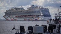 Kapal pesiar Genting Dream melintas di dekat Kapal patroli Singapore Police Coast Guard (SPCG) di perbatasan laut Singapura dan Batam, Kepulauan Riau, Rabu (12/7/2023). Genting Dream Cruise merupakan salah satu kapal pesiar termewah yang berada di kawasan Asia. 