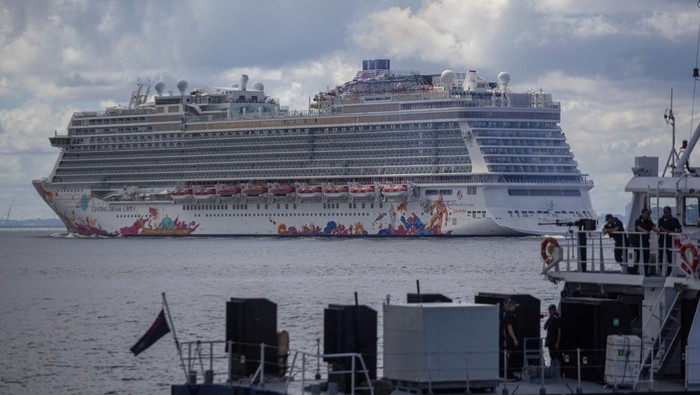 Kapal pesiar Genting Dream Kapal pesiar Genting Dream melintas di perbatasan laut Singapura dan Batam, Kepulauan Riau, Rabu (12/7/2023). Genting Dream Cruise merupakan salah satu kapal pesiar termewah yang berada di kawasan Asia. ANTARA FOTO/Teguh Prihatna/foc.