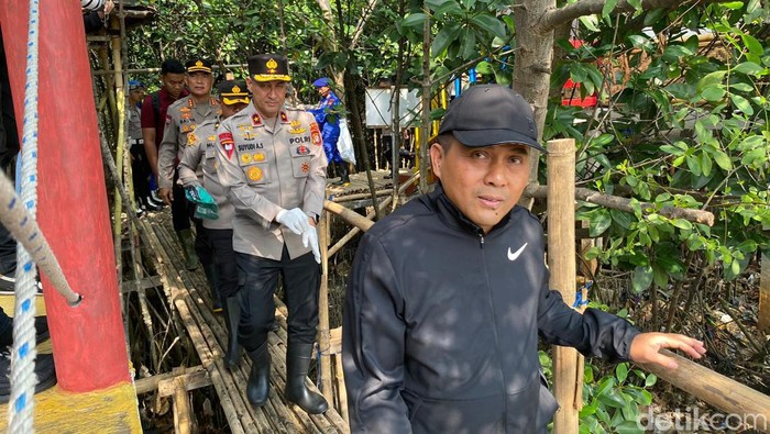 Kapolda Metro Jaya Irjen Karyoto mengerahkan pasukan membersihkan sampah di hutan mangrove Muara Angke, Jakarta Utara, Kamis (13/7/2023).
