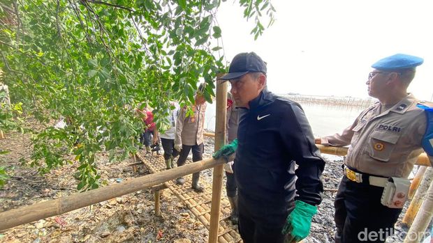 Kapolda Metro Jaya Irjen Karyoto mengerahkan pasukan membersihkan sampah di hutan mangrove Muara Angke, Jakarta Utara, Kamis (13/7/2023).