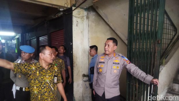 Kapolres Metro Jakarta Pusat Kombes Komarudin mengecek Blok G Pasar Tanah Abang yang diisukan jadi tempat nyabu, Kamis (13/7/2023).