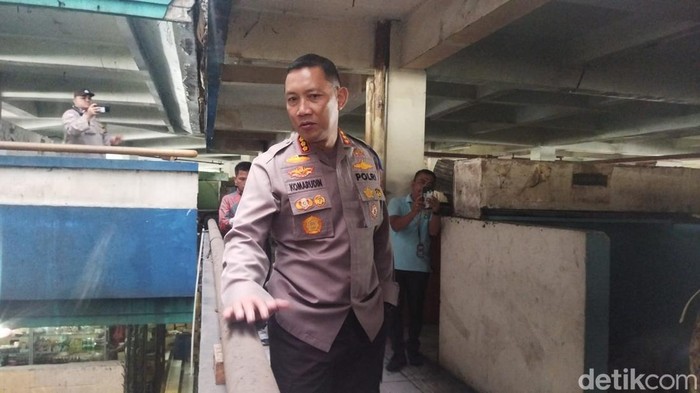 Kapolres Metro Jakarta Pusat Kombes Komarudin mengecek Blok G Pasar Tanah Abang yang diisukan jadi tempat nyabu, Kamis (13/7/2023).