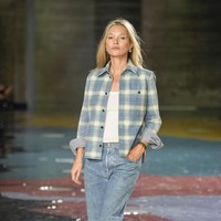 Konsep menginterpretasikan denim untuk koleksi besutan luxury brand sebenarnya telah dilakoni terlebih dulu oleh Matthieu Blazy. Saat presentasi koleksi perdananya untuk Bottega Veneta, ia menyertakan jeans yang sebenarnya terbuat dari material kulit. Kate Moss memakai salah satunya di peragaan musim berikut. (Foto: AP Photo/Antonio Calanni)