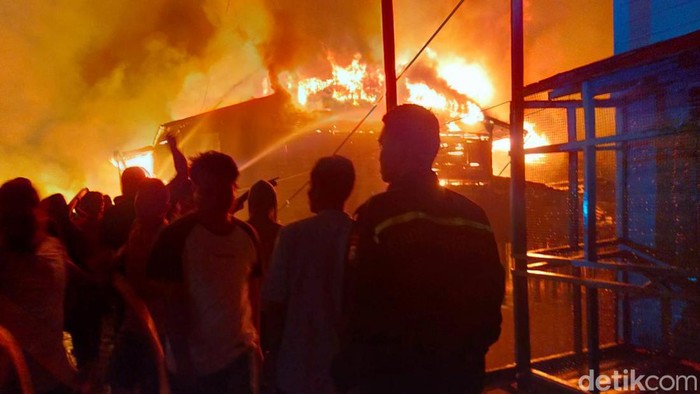 Kebakaran 11 rumah di Rokan Hilir, Riau menewaskan tiga orang.