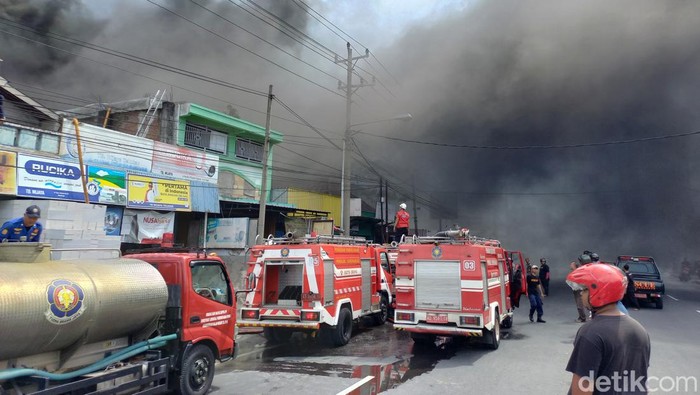 Kebakaran di gudang ban dan oli di Sukoharjo, Kamis (13/7/2023).