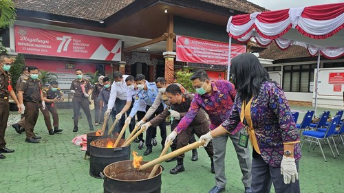 Kejari Klungkung memusnahkan berbagai barang bukti kasus kejahatan yang telah berkekuatan hukum tetap atau inkrah selama enam bulan terakhir, Kamis (13/7/2023). (Foto: Putu Krista/detikBali)
