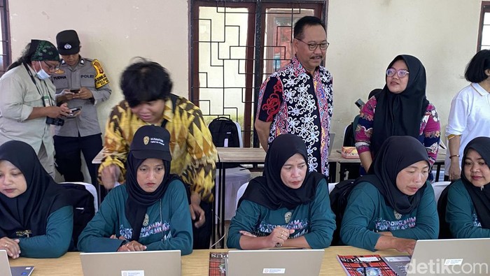 Kepala Otorita IKN, Bambang Susantono meninjau pelatihan coding mum, coding difabel dan solar mum sebagai wujud digitalisasi dan transformasi hijau di IKN.