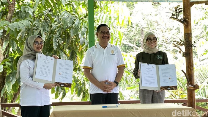 (Kiri-kanan) Myrna Asnawati Safitri, Deputi Bidang Lingkungan Hidup dan Sumber Daya Alam didampingi Kepala Otorita IKN, Bambang Susantono menandatangani perjanjian kerja sama dengan Riana Andam Dewi, Sekretaris Borneo Orangutan Survival Foundation (BOSF).