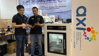 Head of 3D Printing Business Industrial Segment PT Astragraphia Xprins Indonesia (AXI) (kanan) dan Direktur PT 3D Zaiku Indonesia (partner resmi AXI), berbincang disela pameran Manufacturing Surabaya yang fokus pada teknologi dan solusi manufaktur, di Grand City Mall, Surabaya.