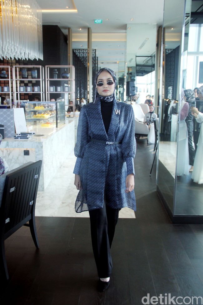 Vanilla Hijab merilis koleksi terbarunya bertajuk CEO Era untuk mendukung sesama wanita agar bisa berkarya kapanpun dan di manapun. Fashion show Vanilla Hijab diadakan di Park Hyat, Jakarta Pusat, Rabu [12/7/2023]. Foto: Mohammad Abduh/Detikcom.