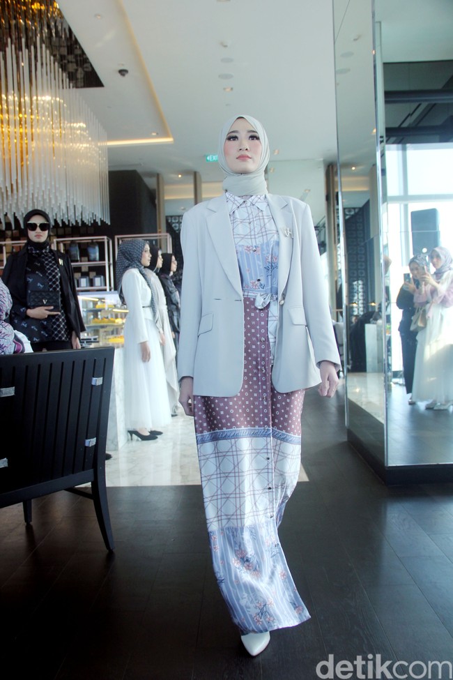 Vanilla Hijab merilis koleksi terbarunya bertajuk CEO Era untuk mendukung sesama wanita agar bisa berkarya kapanpun dan di manapun. Fashion show Vanilla Hijab diadakan di Park Hyat, Jakarta Pusat, Rabu [12/7/2023]. Foto: Mohammad Abduh/Detikcom.