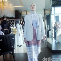 Vanilla Hijab merilis koleksi terbarunya bertajuk CEO Era untuk mendukung sesama wanita agar bisa berkarya kapanpun dan di manapun. Fashion show Vanilla Hijab diadakan di Park Hyat, Jakarta Pusat, Rabu [12/7/2023]. Foto: Mohammad Abduh/Detikcom.