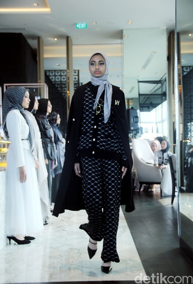 Vanilla Hijab merilis koleksi terbarunya bertajuk CEO Era untuk mendukung sesama wanita agar bisa berkarya kapanpun dan di manapun. Fashion show Vanilla Hijab diadakan di Park Hyat, Jakarta Pusat, Rabu [12/7/2023]. Foto: Mohammad Abduh/Detikcom.