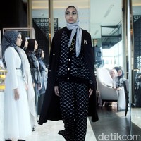 Vanilla Hijab merilis koleksi terbarunya bertajuk CEO Era untuk mendukung sesama wanita agar bisa berkarya kapanpun dan di manapun. Fashion show Vanilla Hijab diadakan di Park Hyat, Jakarta Pusat, Rabu [12/7/2023]. Foto: Mohammad Abduh/Detikcom.