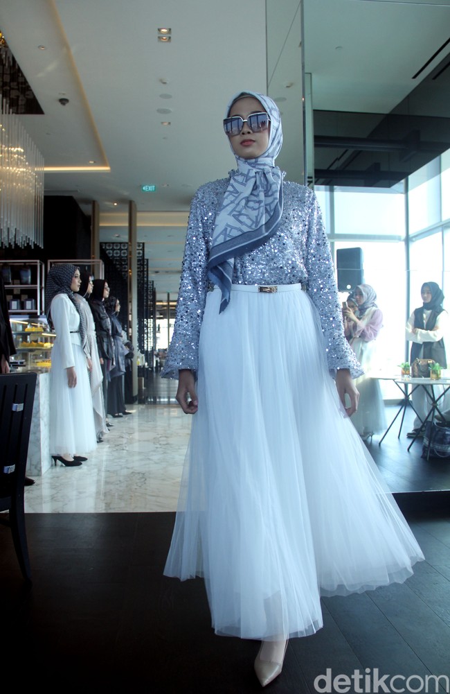 Vanilla Hijab merilis koleksi terbarunya bertajuk CEO Era untuk mendukung sesama wanita agar bisa berkarya kapanpun dan di manapun. Fashion show Vanilla Hijab diadakan di Park Hyat, Jakarta Pusat, Rabu [12/7/2023]. Foto: Mohammad Abduh/Detikcom.