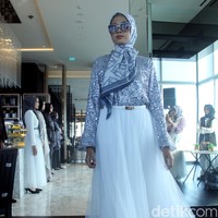 Vanilla Hijab merilis koleksi terbarunya bertajuk CEO Era untuk mendukung sesama wanita agar bisa berkarya kapanpun dan di manapun. Fashion show Vanilla Hijab diadakan di Park Hyat, Jakarta Pusat, Rabu [12/7/2023]. Foto: Mohammad Abduh/Detikcom.