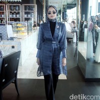 Vanilla Hijab merilis koleksi terbarunya bertajuk CEO Era untuk mendukung sesama wanita agar bisa berkarya kapanpun dan di manapun. Fashion show Vanilla Hijab diadakan di Park Hyat, Jakarta Pusat, Rabu [12/7/2023]. Foto: Mohammad Abduh/Detikcom.