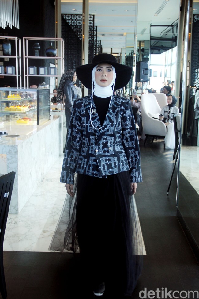Vanilla Hijab merilis koleksi terbarunya bertajuk CEO Era untuk mendukung sesama wanita agar bisa berkarya kapanpun dan di manapun. Fashion show Vanilla Hijab diadakan di Park Hyat, Jakarta Pusat, Rabu [12/7/2023].  Foto: Mohammad Abduh/Detikcom.