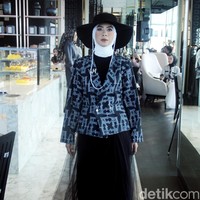 Vanilla Hijab merilis koleksi terbarunya bertajuk CEO Era untuk mendukung sesama wanita agar bisa berkarya kapanpun dan di manapun. Fashion show Vanilla Hijab diadakan di Park Hyat, Jakarta Pusat, Rabu [12/7/2023].  Foto: Mohammad Abduh/Detikcom.