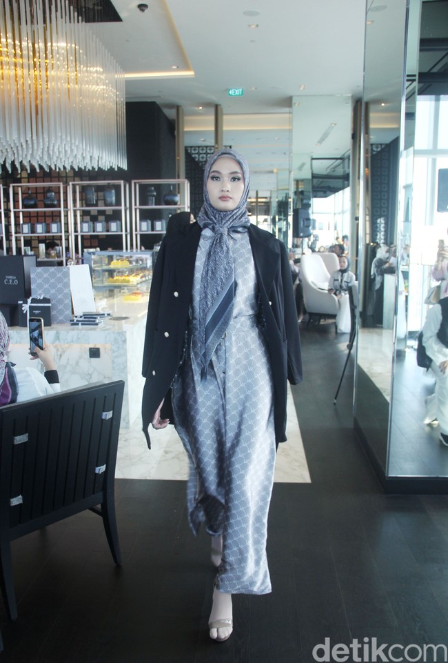Vanilla Hijab merilis koleksi terbarunya bertajuk CEO Era untuk mendukung sesama wanita agar bisa berkarya kapanpun dan di manapun. Fashion show Vanilla Hijab diadakan di Park Hyat, Jakarta Pusat, Rabu [12/7/2023]. Foto: Mohammad Abduh/Detikcom.
