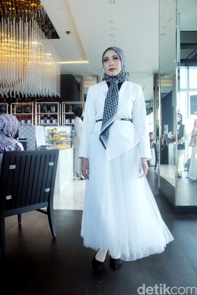 Vanilla Hijab merilis koleksi terbarunya bertajuk CEO Era untuk mendukung sesama wanita agar bisa berkarya kapanpun dan di manapun. Fashion show Vanilla Hijab diadakan di Park Hyat, Jakarta Pusat, Rabu [12/7/2023]. Foto: Mohammad Abduh/Detikcom.