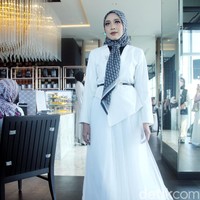 Vanilla Hijab merilis koleksi terbarunya bertajuk CEO Era untuk mendukung sesama wanita agar bisa berkarya kapanpun dan di manapun. Fashion show Vanilla Hijab diadakan di Park Hyat, Jakarta Pusat, Rabu [12/7/2023]. Foto: Mohammad Abduh/Detikcom.