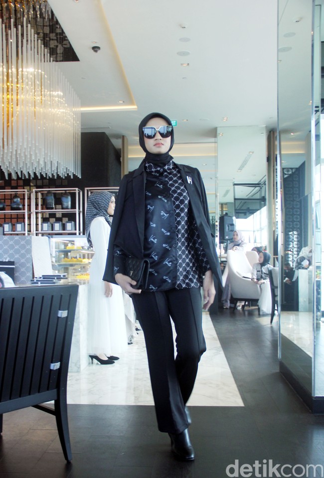 Vanilla Hijab merilis koleksi terbarunya bertajuk CEO Era untuk mendukung sesama wanita agar bisa berkarya kapanpun dan di manapun. Fashion show Vanilla Hijab diadakan di Park Hyat, Jakarta Pusat, Rabu [12/7/2023]. Foto: Mohammad Abduh/Detikcom.