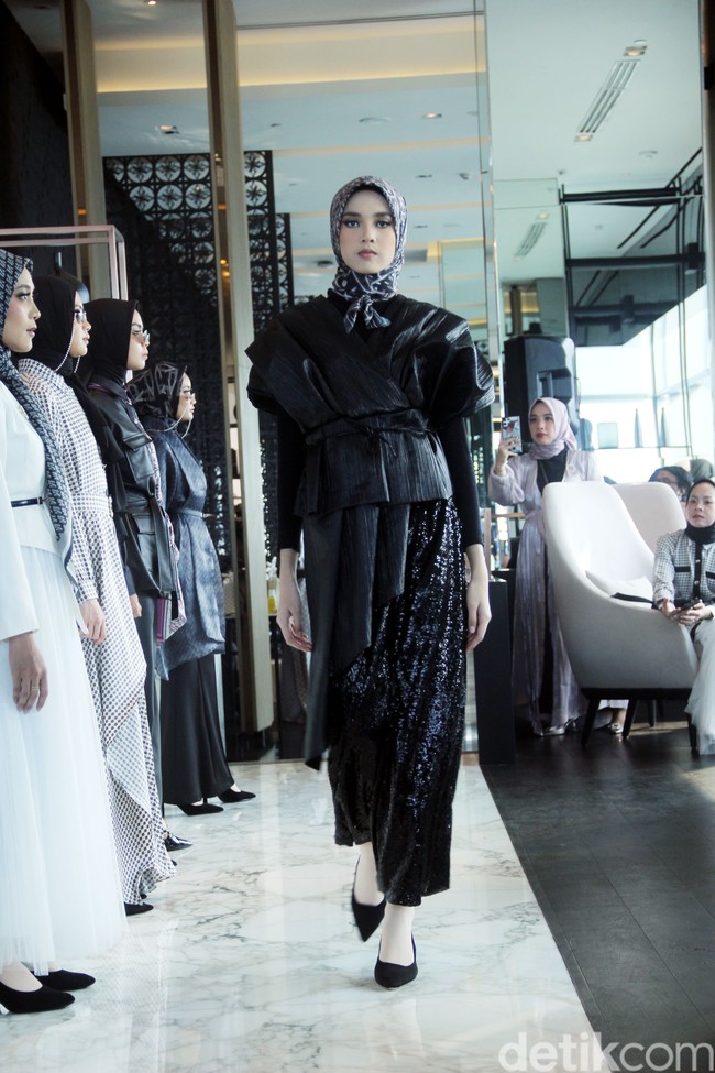 Vanilla Hijab merilis koleksi terbarunya bertajuk CEO Era untuk mendukung sesama wanita agar bisa berkarya kapanpun dan di manapun. Fashion show Vanilla Hijab diadakan di Park Hyat, Jakarta Pusat, Rabu [12/7/2023]. Foto: Mohammad Abduh/Detikcom.