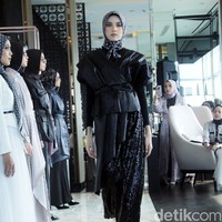 Vanilla Hijab merilis koleksi terbarunya bertajuk CEO Era untuk mendukung sesama wanita agar bisa berkarya kapanpun dan di manapun. Fashion show Vanilla Hijab diadakan di Park Hyat, Jakarta Pusat, Rabu [12/7/2023]. Foto: Mohammad Abduh/Detikcom.