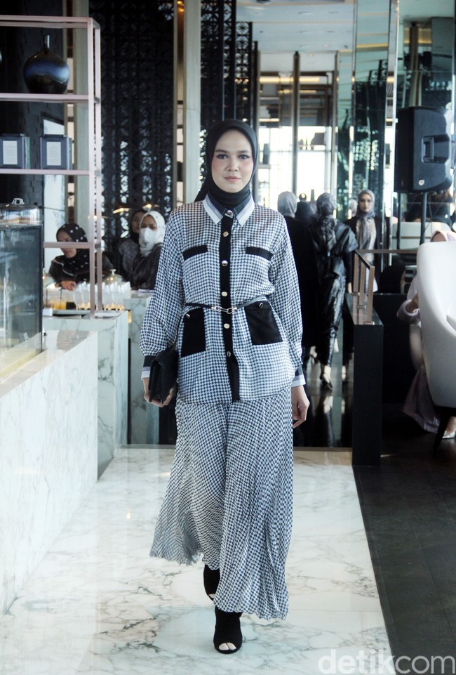Vanilla Hijab merilis koleksi terbarunya bertajuk CEO Era untuk mendukung sesama wanita agar bisa berkarya kapanpun dan di manapun. Fashion show Vanilla Hijab diadakan di Park Hyat, Jakarta Pusat, Rabu [12/7/2023]. Foto: Mohammad Abduh/Detikcom.