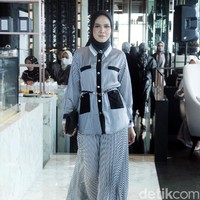Vanilla Hijab merilis koleksi terbarunya bertajuk CEO Era untuk mendukung sesama wanita agar bisa berkarya kapanpun dan di manapun. Fashion show Vanilla Hijab diadakan di Park Hyat, Jakarta Pusat, Rabu [12/7/2023]. Foto: Mohammad Abduh/Detikcom.