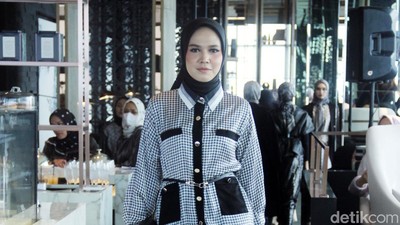 10 Foto Koleksi Busana Muslim ala Lady Boss dari Vanilla Hijab