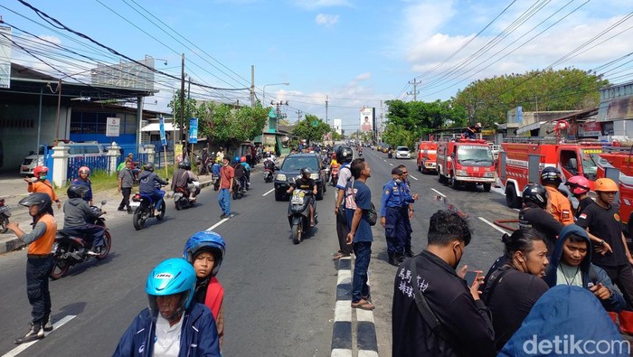 Kondisi lalu lintas di jalan Solo-Wonogiri di Desa Telukan, Kecamatan Grogol, Sukoharjo, Kamis (13/7/2023).