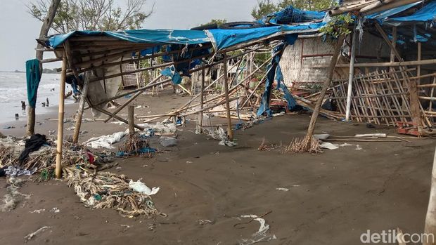 Kondisi Wisata Pantai Karangsong pasca diterjang banjir rob
