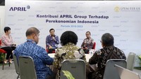 Uka Wikarya (kiri), Kepala Grup Kajian Ekonomi Regional dan Kebijakan Sumber Daya Negeri LPEM FEB Universitas Indonesia bersama Sihol Aritonang, Direktur Utama PT Riau Andalan Pulp and Paper (unit usaha APRIL Group) memaparkan hasil riset LPEM FEB UI terhadap dampak makroekonomi APRIL Group periode 2016-2022 di Jakarta, kamis (13/7/2023).