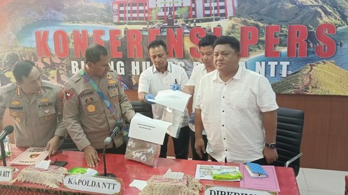 Kapolda NTT Irjen Johni Asadoma menyampaikan pernyataan pers dan menunjukan barang bukti yang diamankan di Mapolda NTT, Kamis (13/7/2023) sore.