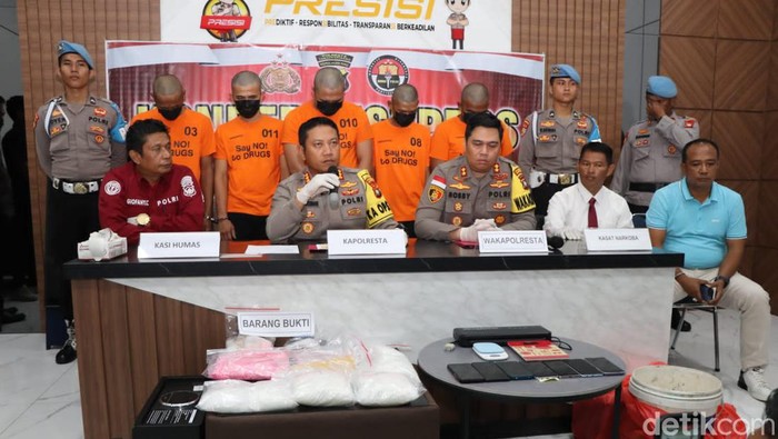 Lima kurir sabu ditangkap polisi di Tanjungpinang, Kepri.