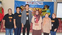 (Ki-Ka) Kepala Divisi Kapatuhan & Hukum Yun Yun Maulana Bhakti, Kabag Rumah Tangga dan Perlengkapan Biro Umum PPATK Andy Handoko Rio, Direktur Kepatuhan dan Legal BRI Life I Dewa Gede Agung, Plt. Kepala Sekolah SMAN 90 Dra. Rifni Hayati, M.Pd serta Guru SMAN 90 disela acara Kerjasama Literasi Program PPATK Mengajar 2023, di Jakarta, Kamis (13/7/2023).