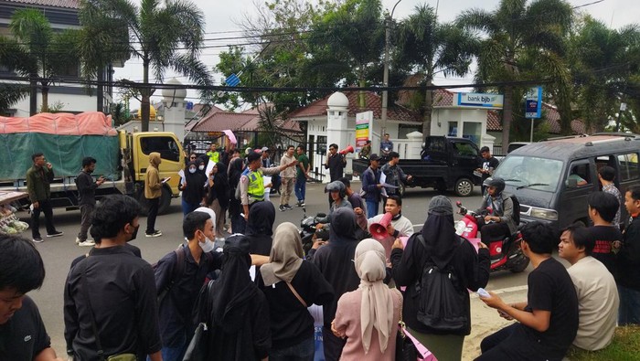 Massa demo di depan PN Pandeglang (Aris-detikcom)