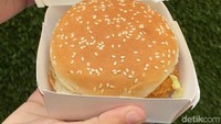 Ini dia McSpicy yaitu burger isi daging paha ayam goreng sebagai patty-nya. Burger lalu dilengkapi selada segar dan saus spesial yang gurih creamy.