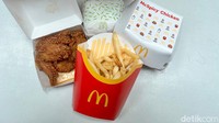 Paket makanan yang dihadirkan disebut K-Meals dengan 4 pilihan menu. Dua di antaranya, McSpicy dan PaNas Wings.