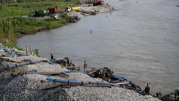 Melihat Pertambangan Rakyat di Sigi Sulawesi Tengah Pekerja meratakan pasir yang disedot dari sungai ke atas truk di kasawan pertambangan rakyat galian C di Desa Sunju, Sigi, Sualwesi Tengah, Rabu (12/7/2023). Untuk mengatasi pendangkalan sungai yang terus terjadi di wilayah itu dan menekan beban biaya pengerukan, Pemerintah setempat membuka kawasan itu sebagai wilayah pertambangan rakyat galian C berupa pasir dan kerikil sekaligus untuk menambah sumber pendapatan daerah melalui retribusi. ANTARA FOTO/Basri Marzuki/foc.