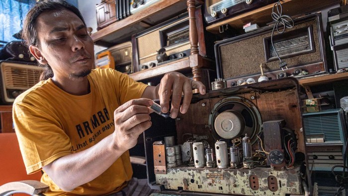 Pelanggan memilih radio transistor jenis boombox di galeri Kanggoroe Vintage Store di Gayamsari, Kota Semarang, Jawa Tengah, Kamis (13/7/2023). Selain menerima jasa reparasi, berbagai  macam radio antik jenis tabung dan transistor dari tahun pembuatan 1930an hingga 1980an, koleksi di galeri rumahan tersebut juga menjual seharga Rp500 ribu - Rp2,5 juta untuk radio transistor dan Rp1,5 juta - Rp13 juta untuk radio tabung per unit, tergantung tahun pembuatannya, merek, jenis, serta kelangkaan radio yang menjadi buruan kolektor radio antik di Indonesia. ANTARA FOTO/Aji Styawan/Spt.