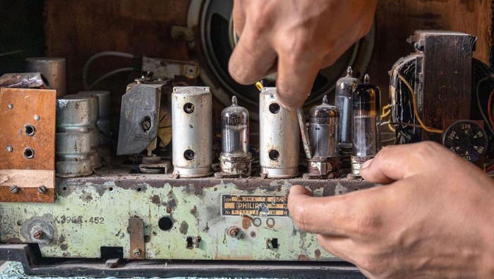 Pelanggan memilih radio transistor jenis boombox di galeri Kanggoroe Vintage Store di Gayamsari, Kota Semarang, Jawa Tengah, Kamis (13/7/2023). Selain menerima jasa reparasi, berbagai  macam radio antik jenis tabung dan transistor dari tahun pembuatan 1930an hingga 1980an, koleksi di galeri rumahan tersebut juga menjual seharga Rp500 ribu - Rp2,5 juta untuk radio transistor dan Rp1,5 juta - Rp13 juta untuk radio tabung per unit, tergantung tahun pembuatannya, merek, jenis, serta kelangkaan radio yang menjadi buruan kolektor radio antik di Indonesia. ANTARA FOTO/Aji Styawan/Spt.