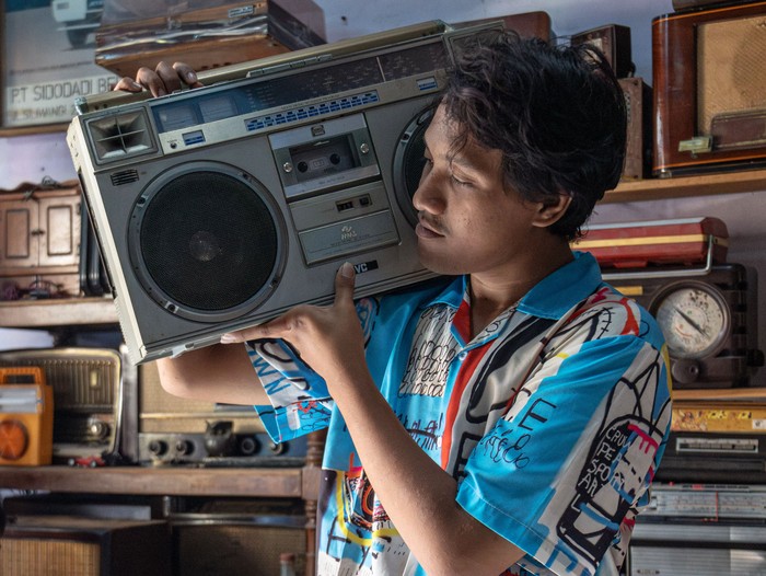 Pelanggan memilih radio transistor jenis boombox di galeri Kanggoroe Vintage Store di Gayamsari, Kota Semarang, Jawa Tengah, Kamis (13/7/2023). Selain menerima jasa reparasi, berbagai  macam radio antik jenis tabung dan transistor dari tahun pembuatan 1930an hingga 1980an, koleksi di galeri rumahan tersebut juga menjual seharga Rp500 ribu - Rp2,5 juta untuk radio transistor dan Rp1,5 juta - Rp13 juta untuk radio tabung per unit, tergantung tahun pembuatannya, merek, jenis, serta kelangkaan radio yang menjadi buruan kolektor radio antik di Indonesia. ANTARA FOTO/Aji Styawan/Spt.